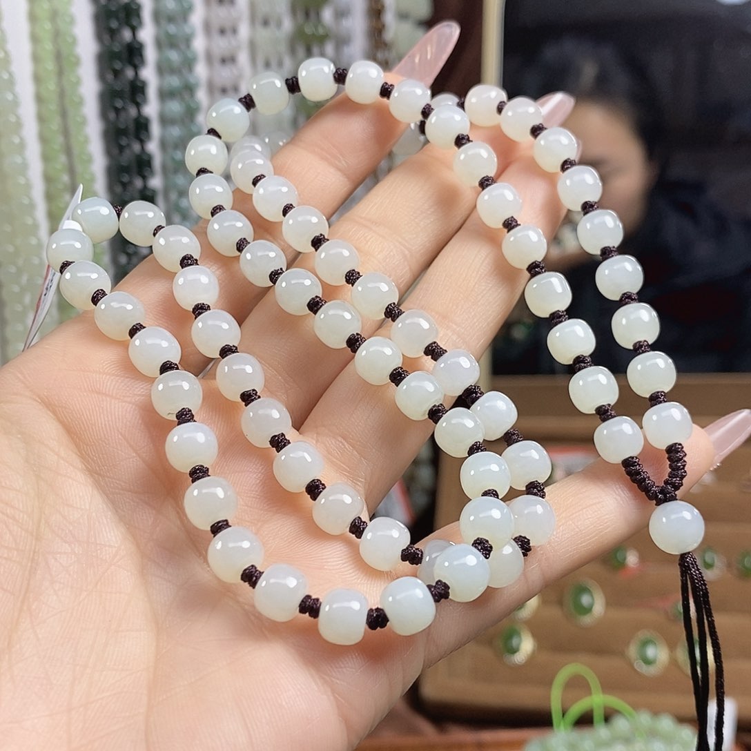 和田玉颈饰未镶嵌黑****星