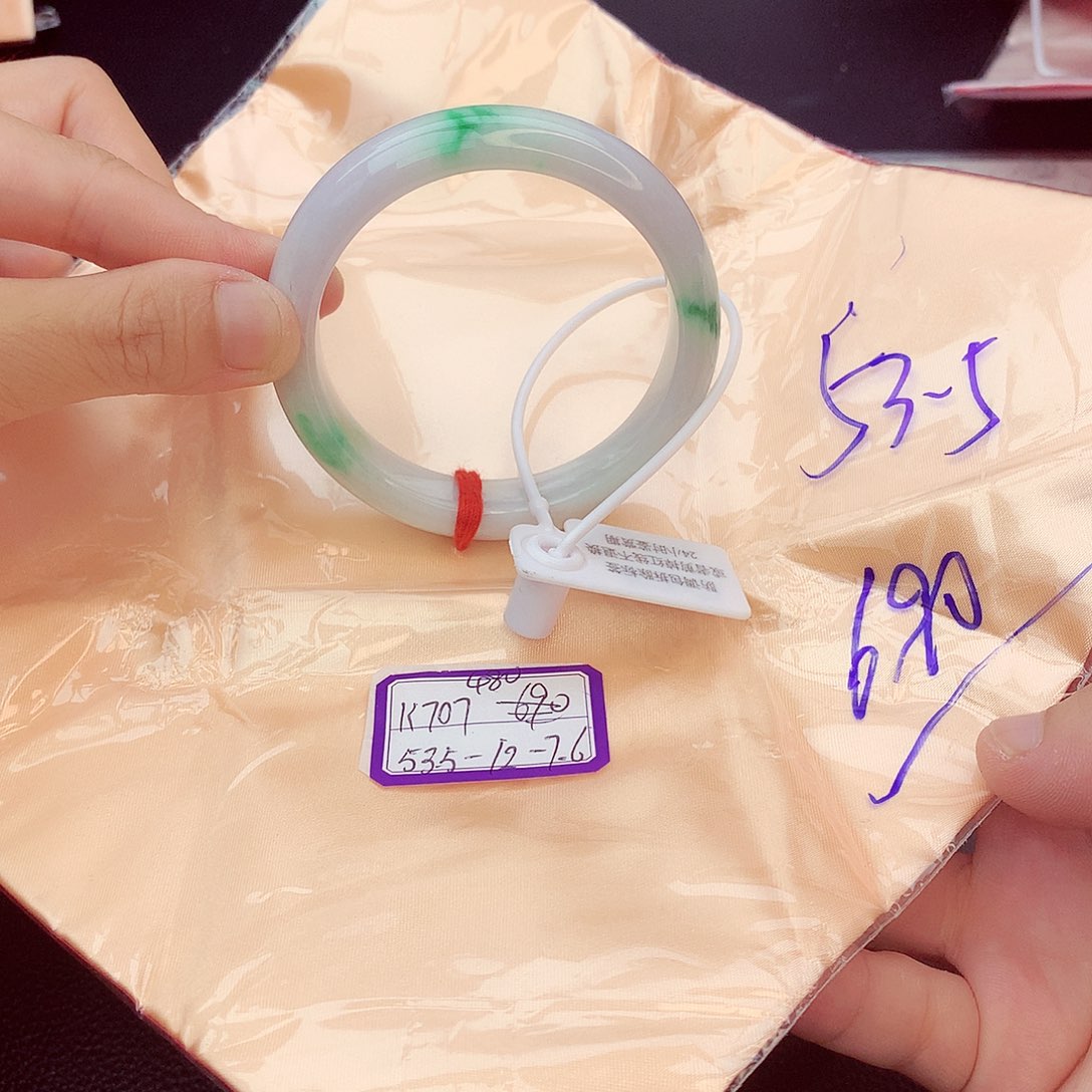 翡翠手镯未镶嵌翡翠