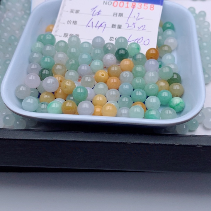 在***…翡翠未镶嵌手链多样性