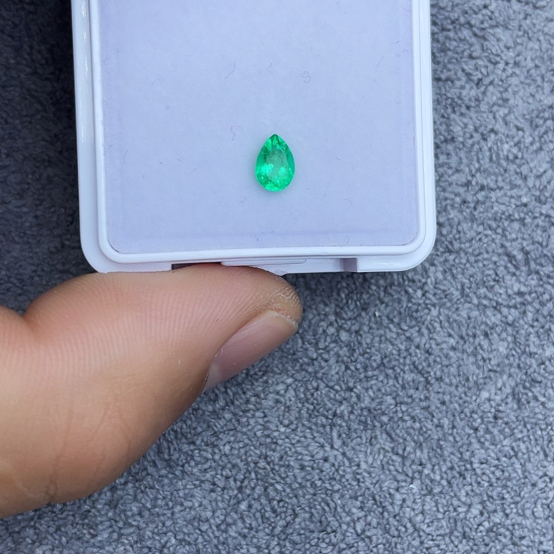 裸石祖母绿0.473Ct。  
