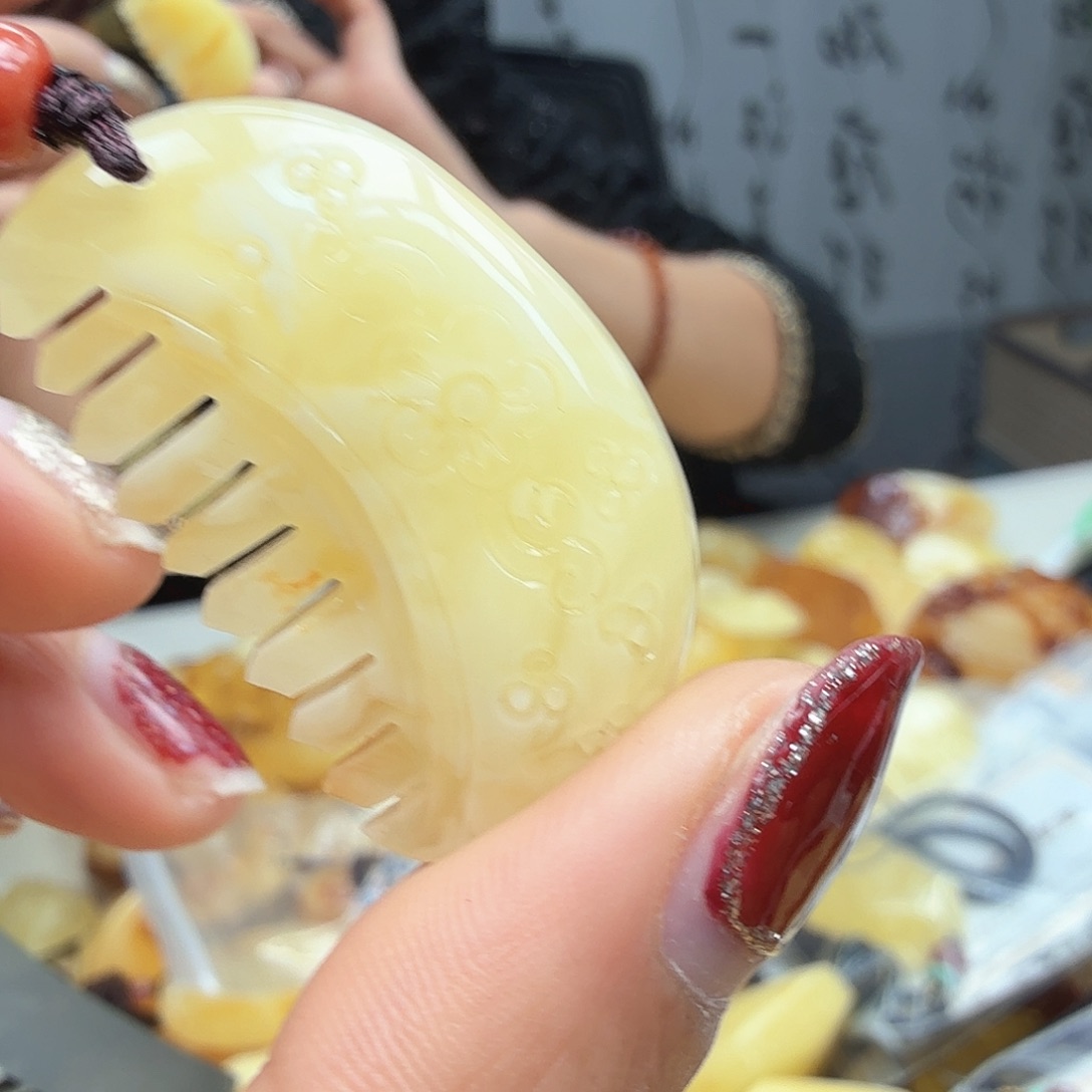 琥珀裸石未镶嵌好