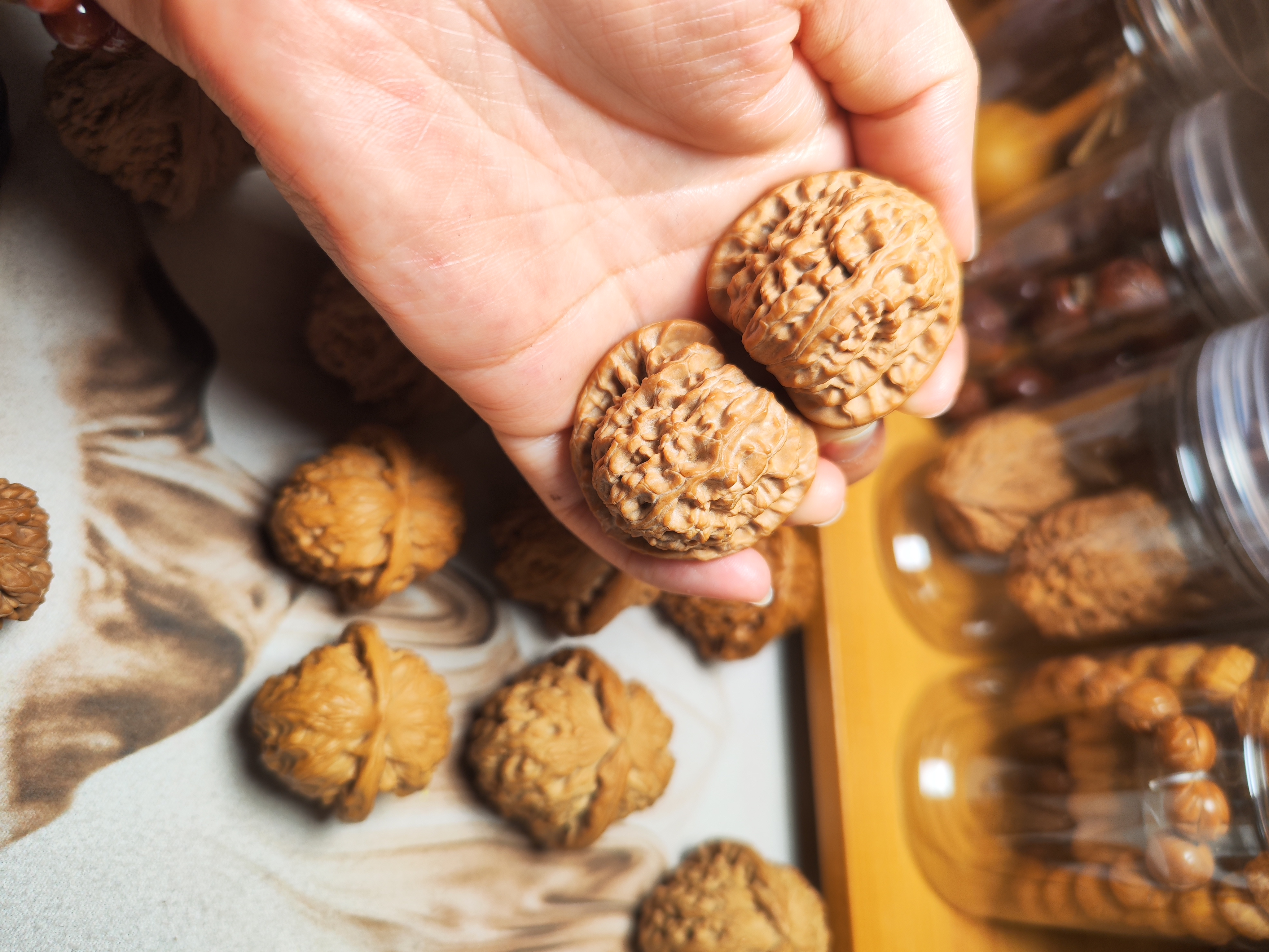 37尺白狮子文玩核桃