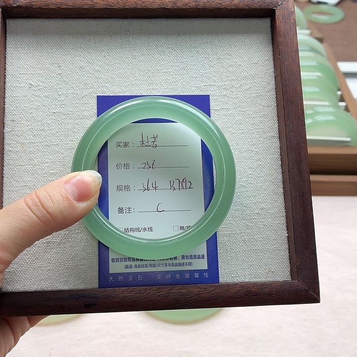 杜***若石英质玉未镶嵌手镯