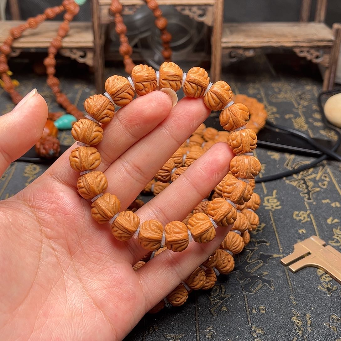 吊坠桃核小金豆手串