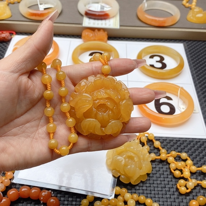 石英质玉（黄龙玉）颈饰未镶嵌钱*飞