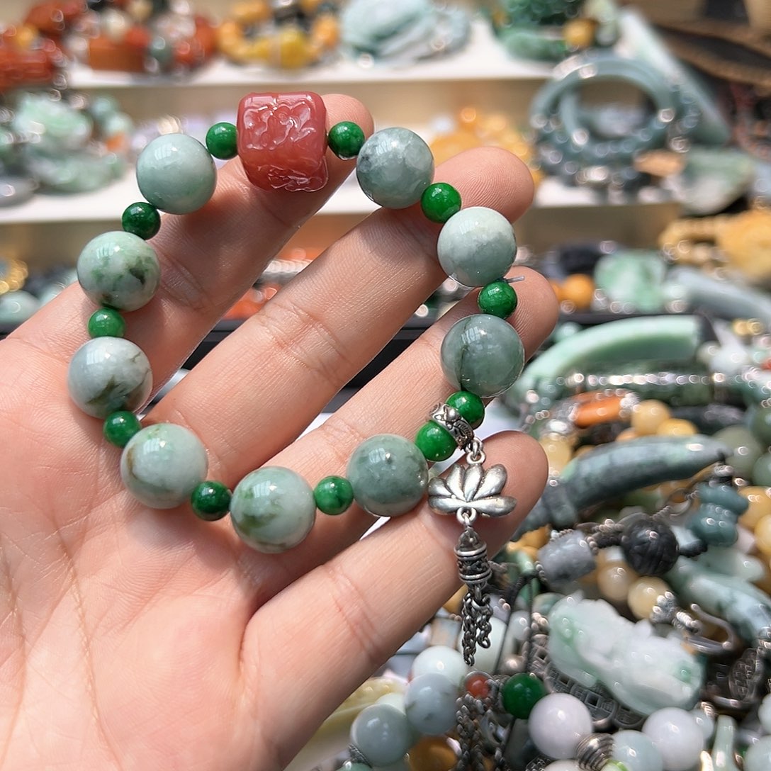 翡翠颈饰未镶嵌手串