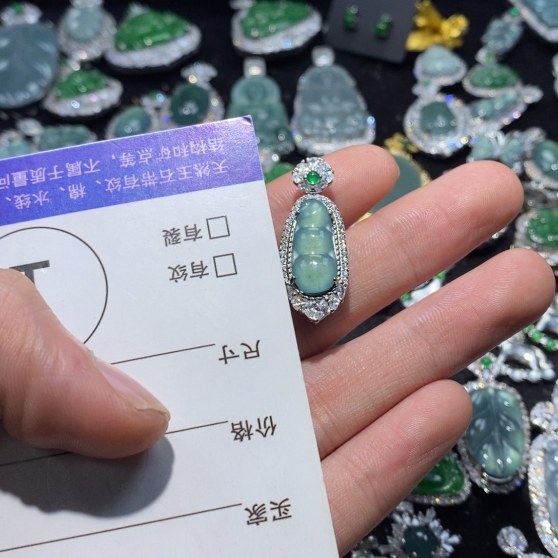 K***_翡翠未镶嵌颈饰翡翠