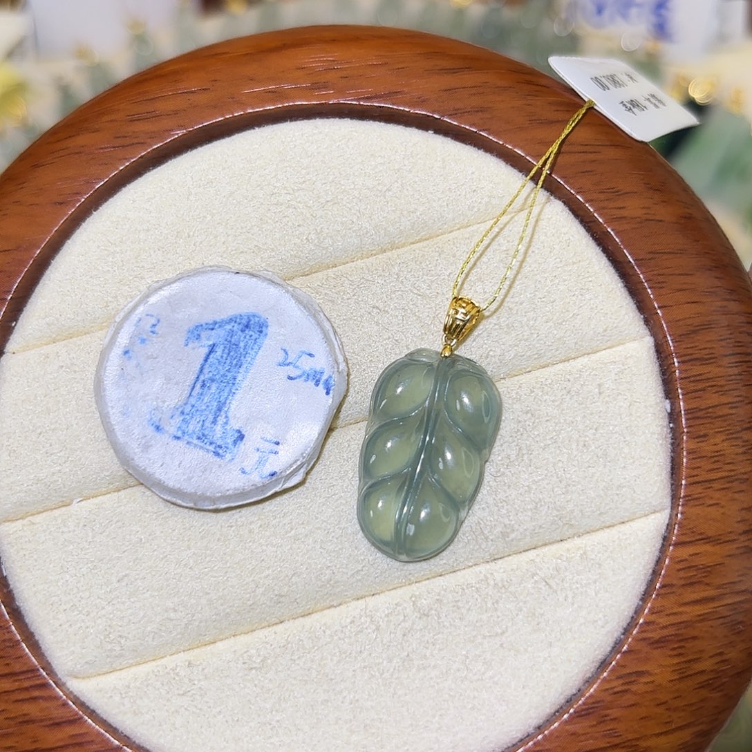 若***汐翡翠18K金镶嵌颈饰叶子