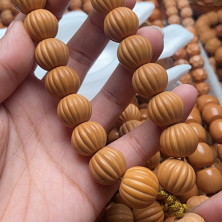 猴头核桃手串用****1手持