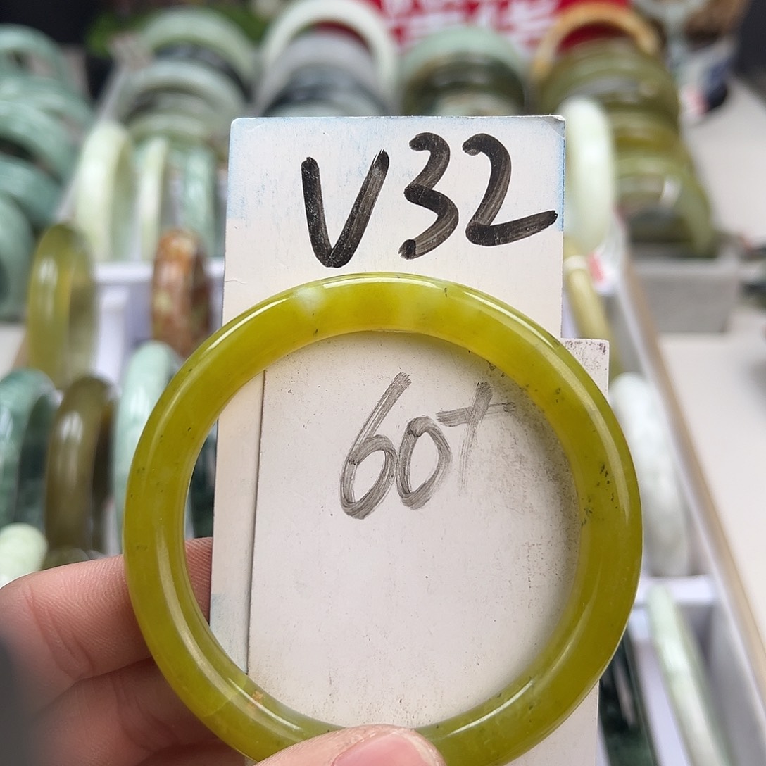 岫玉手镯未镶嵌天然岫玉微瑕，可以正常佩戴