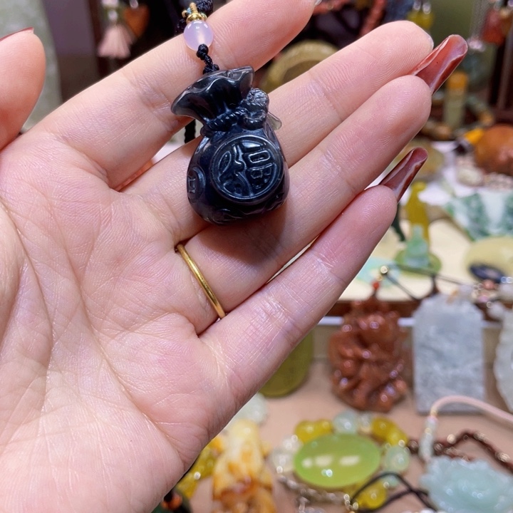 蛇纹石玉颈饰未镶嵌