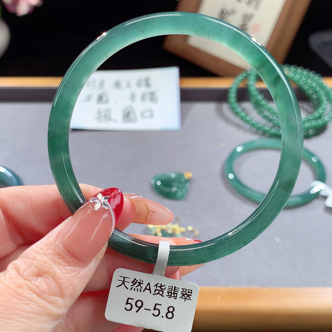 翡翠手镯（圆镯）未镶嵌