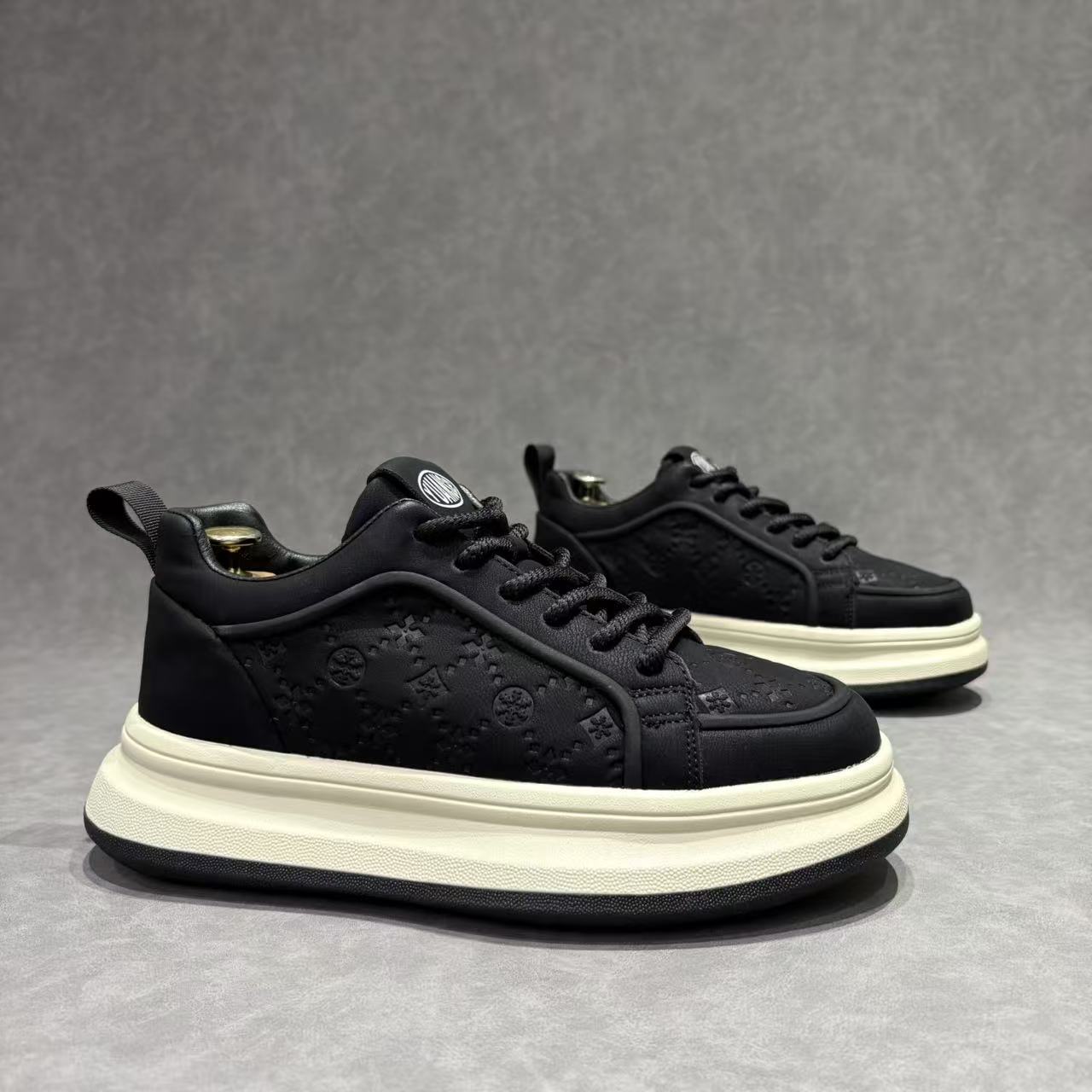 冬季新圆头增高素面压花皮时尚休闲鞋加绒保暖软底系带男士低帮鞋