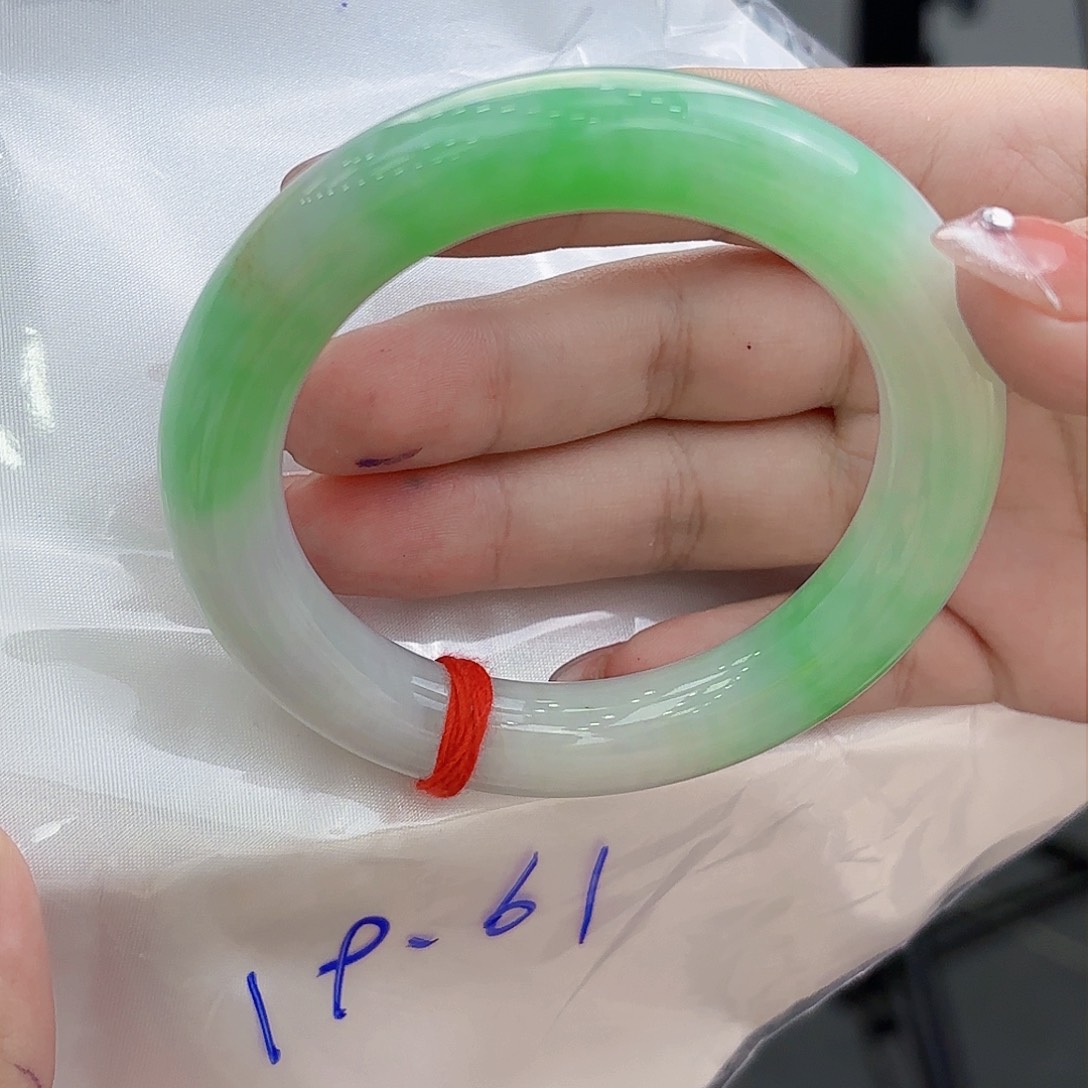 翡翠手镯未镶嵌翡翠手镯