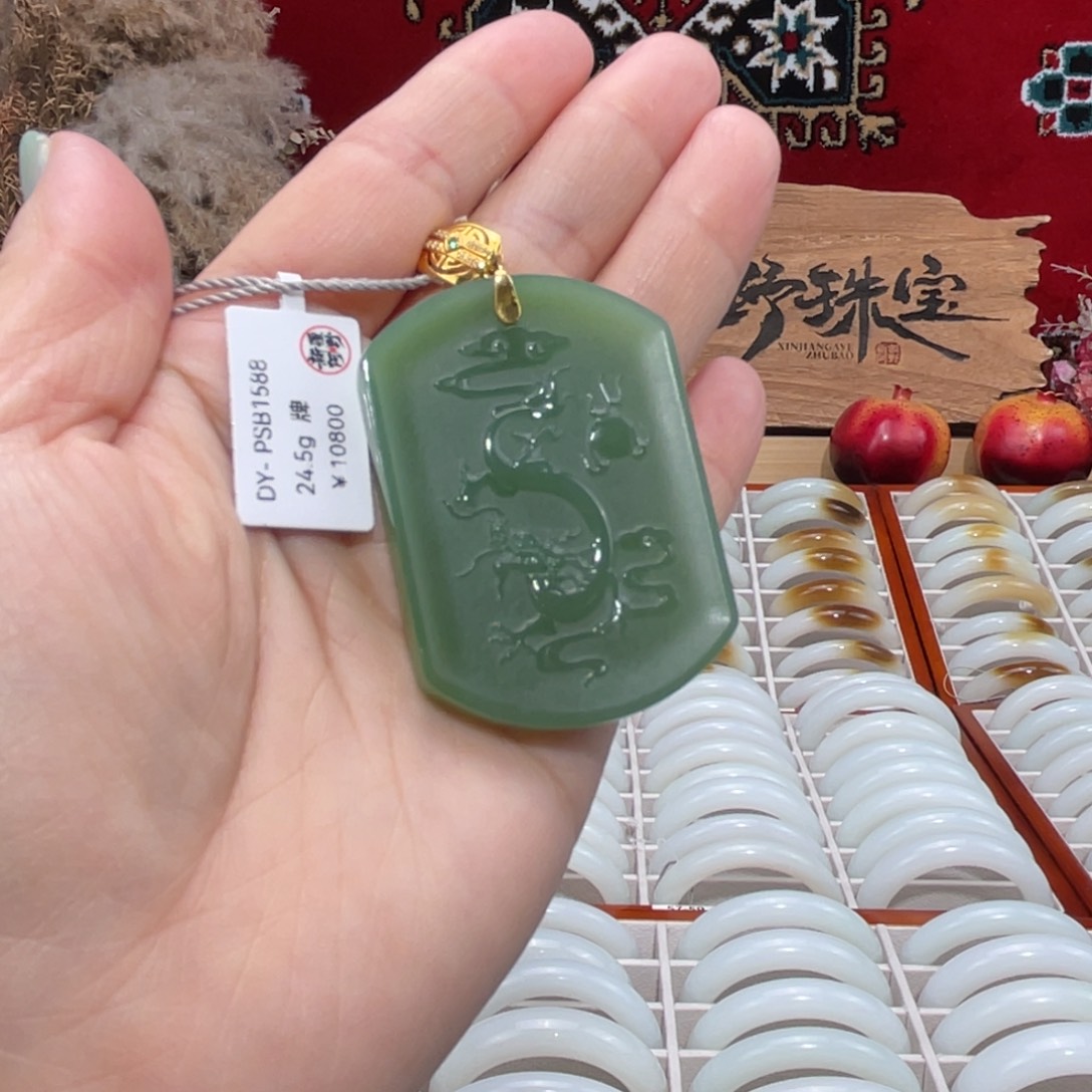 颈饰18K金镶嵌和田玉（碧玉）天然俄七矿老料粉碧