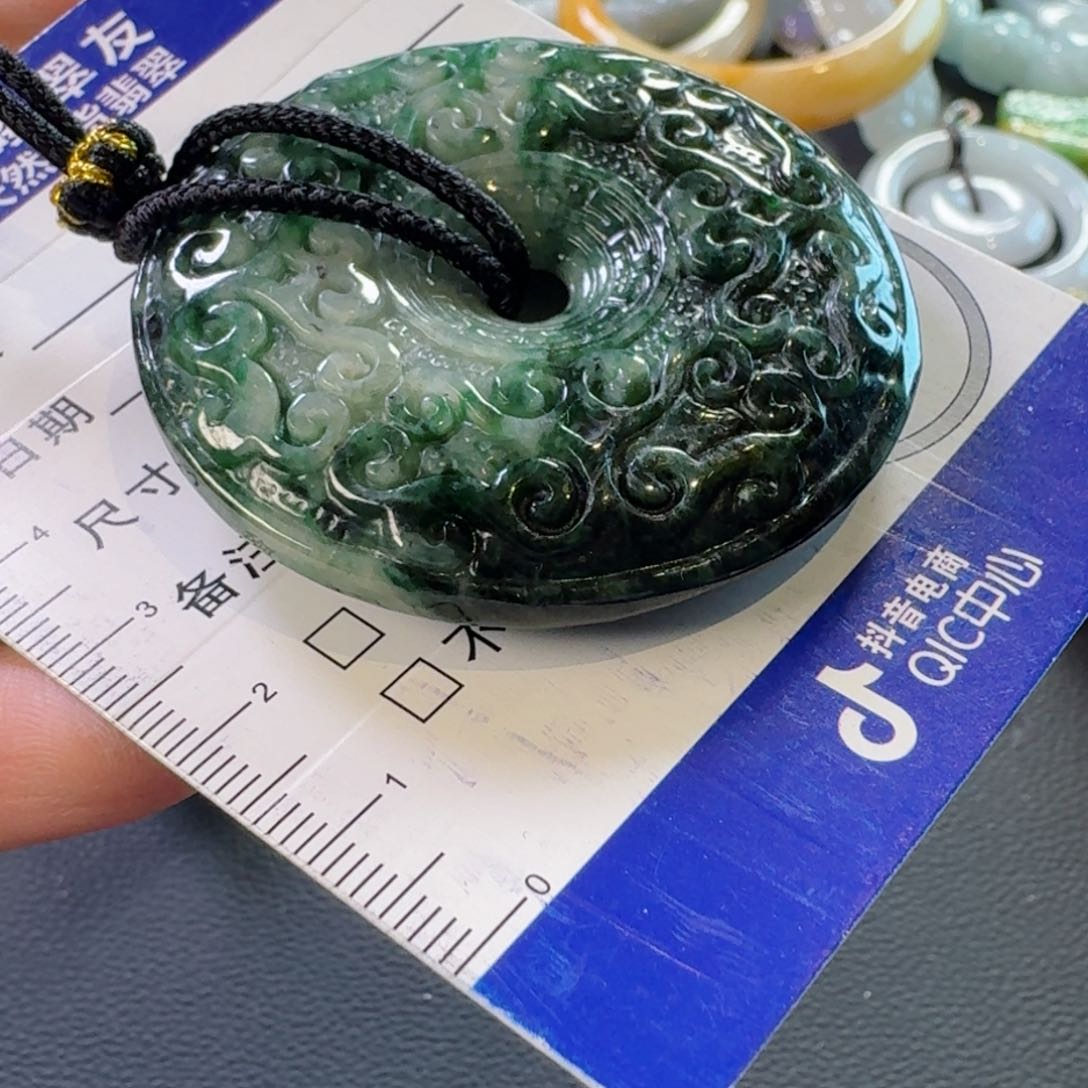 翡翠颈饰未镶嵌原**?颈饰