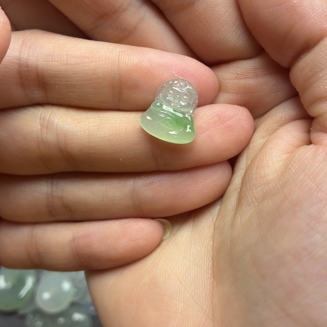 翡翠未镶嵌颈饰飘绿宝宝佛