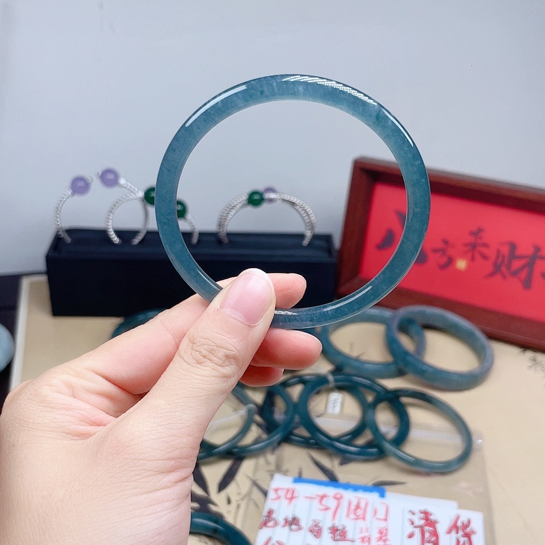 翡翠手镯未镶嵌翡翠手镯