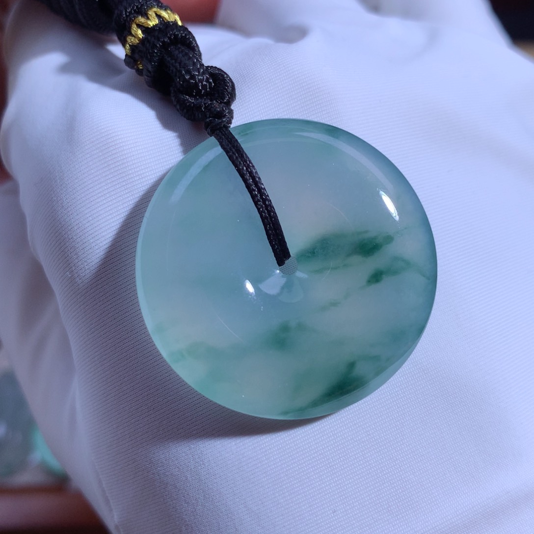 翡翠颈饰未镶嵌平安扣