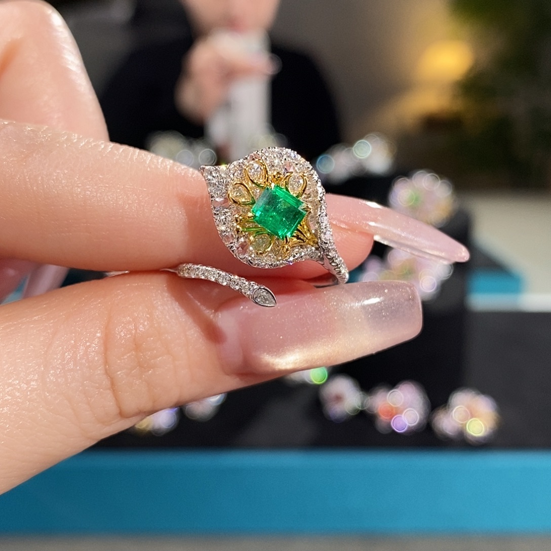 戒指祖母绿18K金镶嵌0.575ct