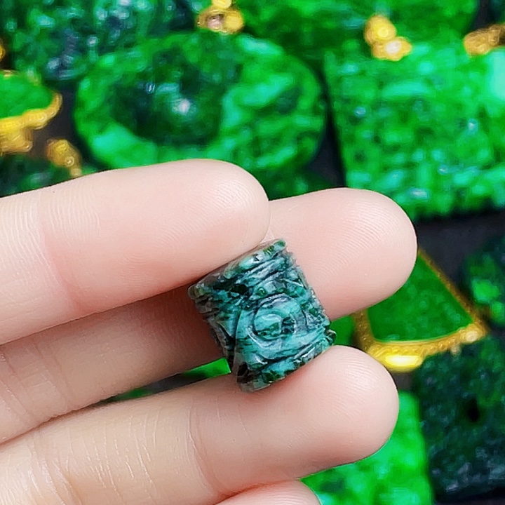 翡翠未镶嵌颈饰多样性