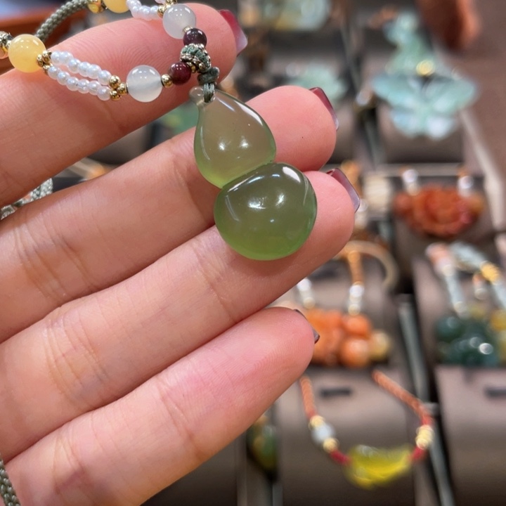 蛇纹石玉颈饰未镶嵌