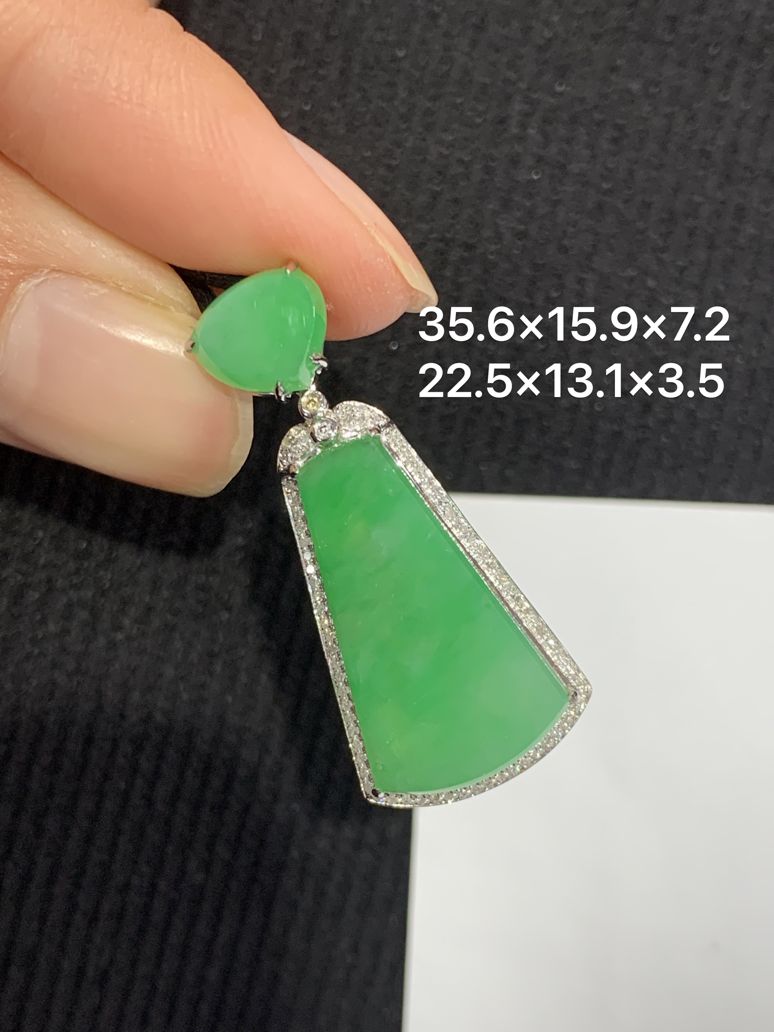 18K金镶嵌天然缅甸翡翠阳绿无事牌吊坠