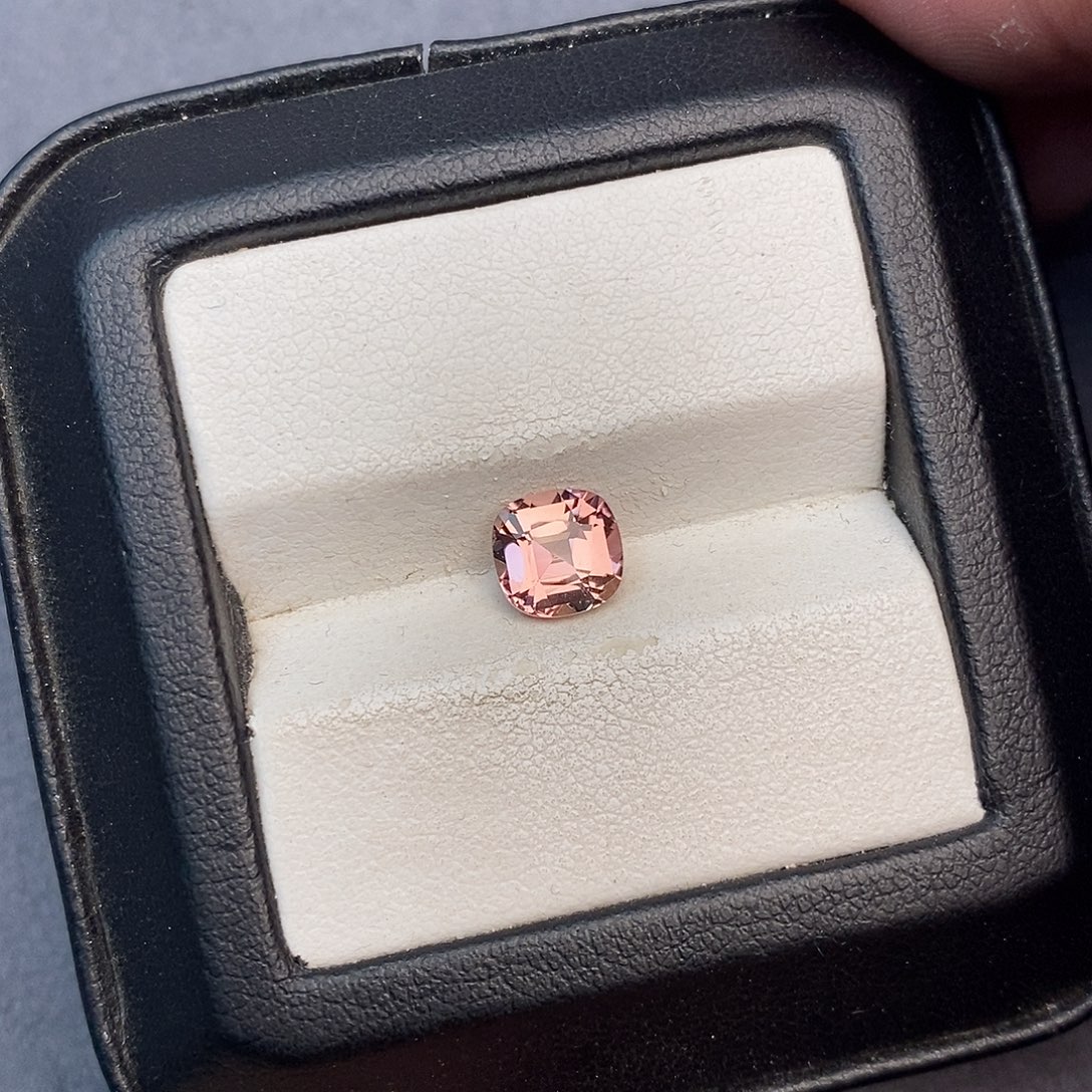 碧玺未镶嵌珠宝半成品1.24ct 阿富汗 樱花粉