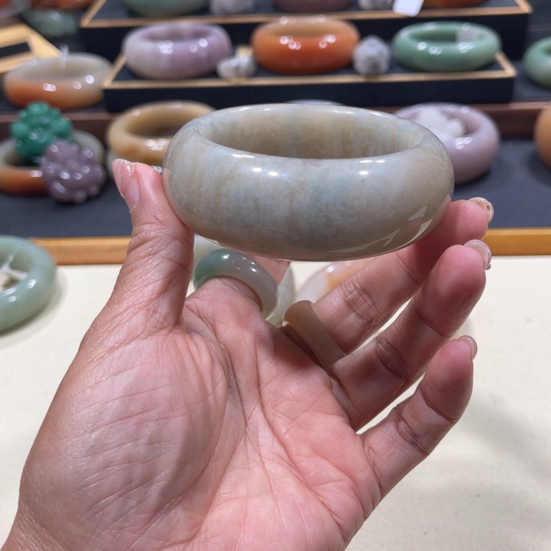 未镶嵌手镯石英岩玉