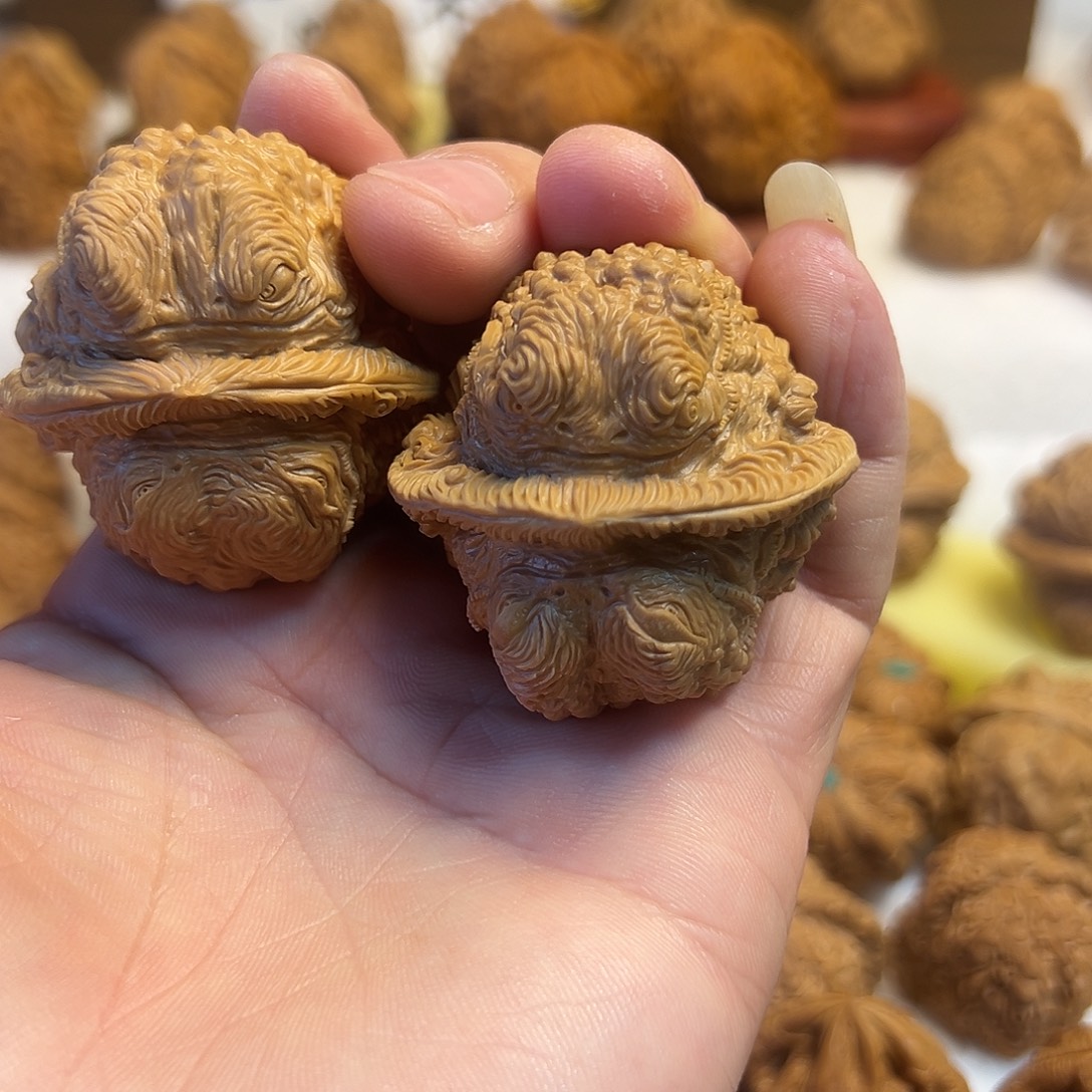 耗***横核桃雕刻满工题材