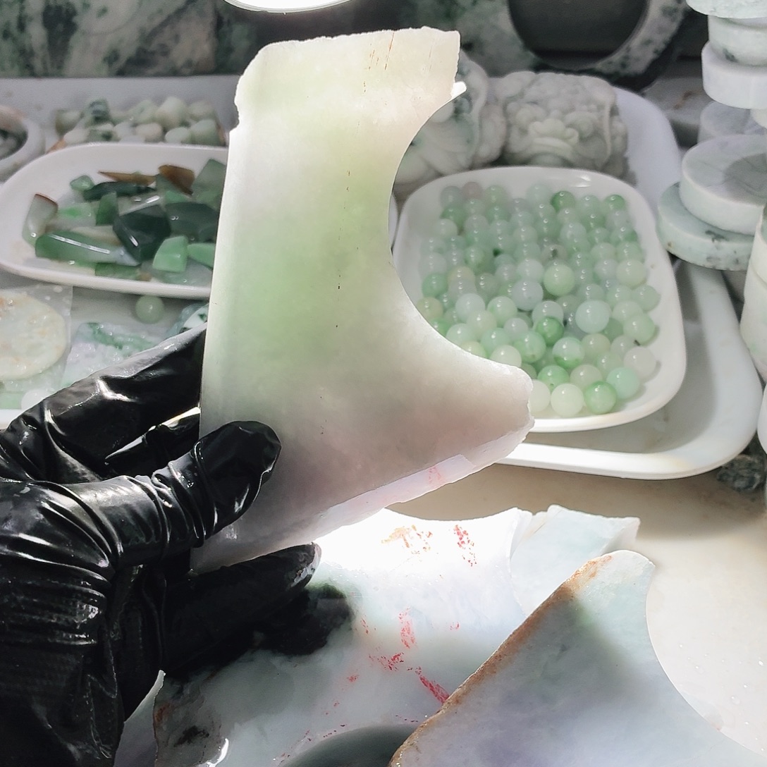 翡翠未镶嵌颈饰边角料