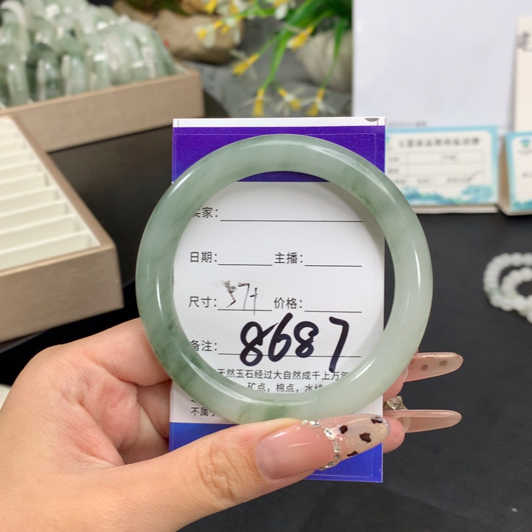 陈***C石英质玉未镶嵌手镯