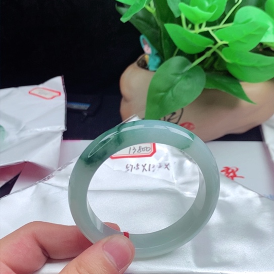 翡翠手镯未镶嵌每**谈正圈