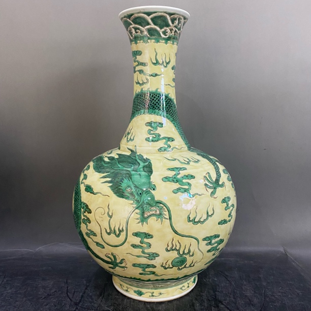 2685 绿釉龙纹玉堂春瓶