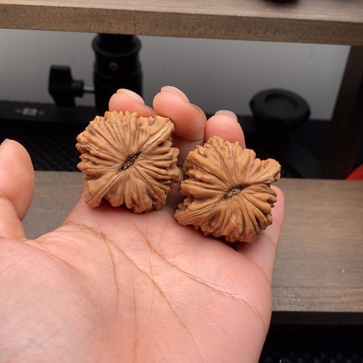 张***a文玩核桃把件四座楼