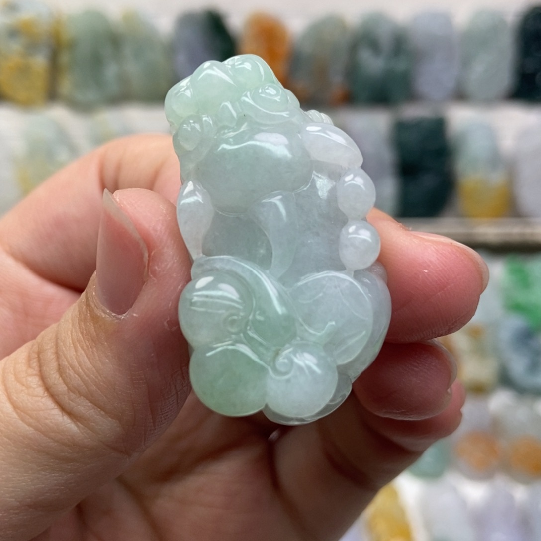 翡翠未镶嵌吊坠(赠链)