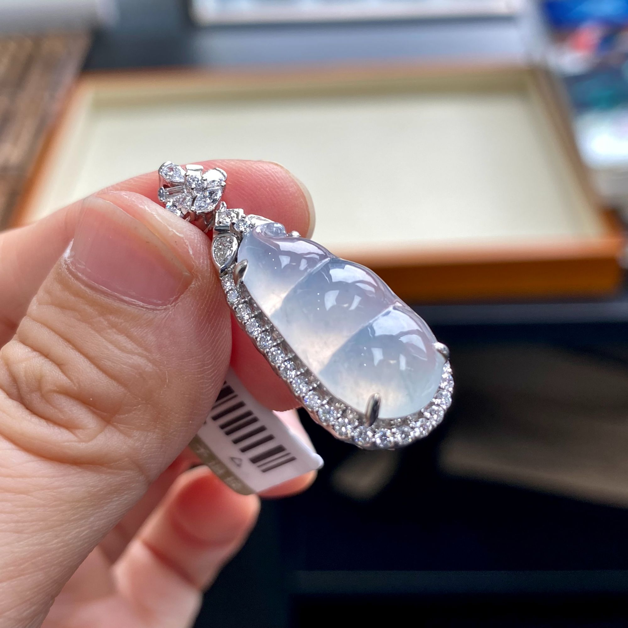 如意宝珠宝 18K金钻石镶嵌白冰福豆天然翡翠精致百搭玉石吊坠EP8