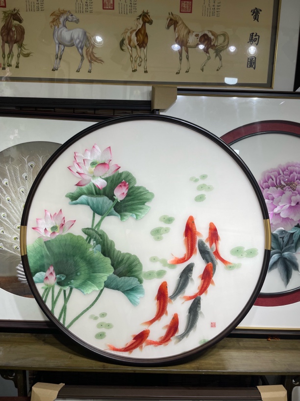 钱菊凤刺绣艺术-纯手工荷花九鱼图80圆