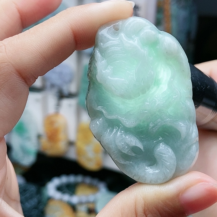 颈饰足铂镶嵌翡翠翡翠