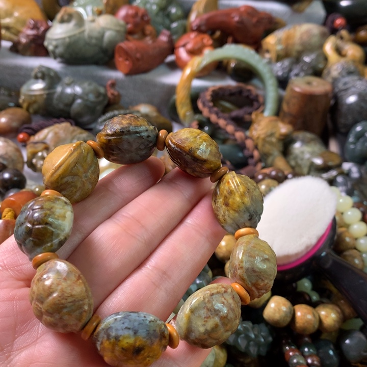 未镶嵌岫岩河磨玉（透闪石质玉）把件