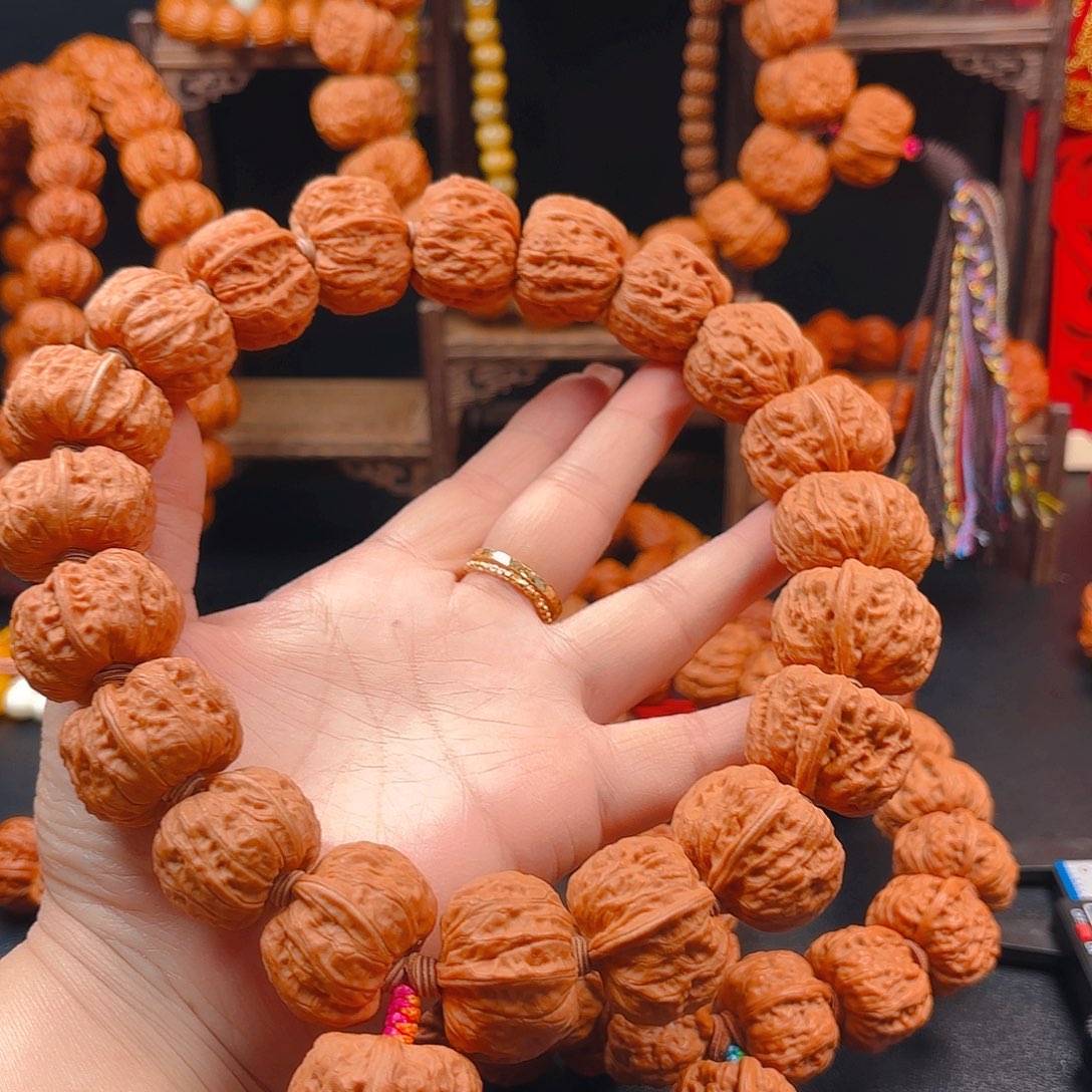 文玩核桃吊坠离**近核桃手持