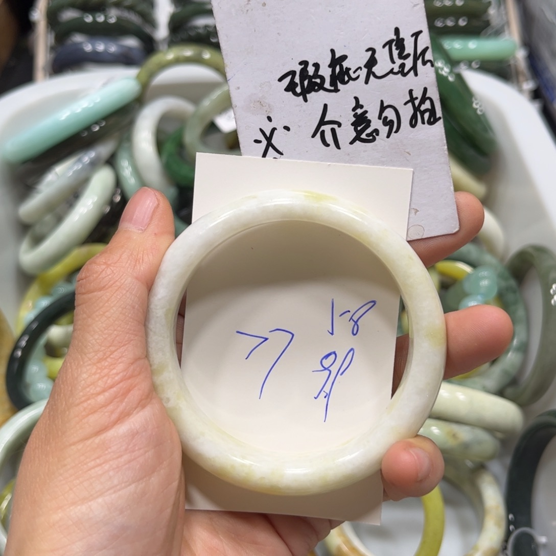 蛇纹石玉手镯未镶嵌