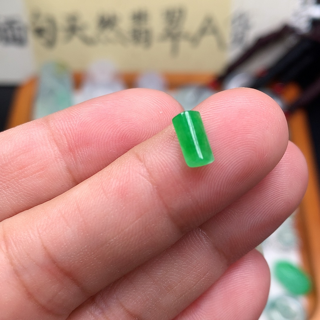 翡翠裸石缅甸天然A货翡翠阳绿条形