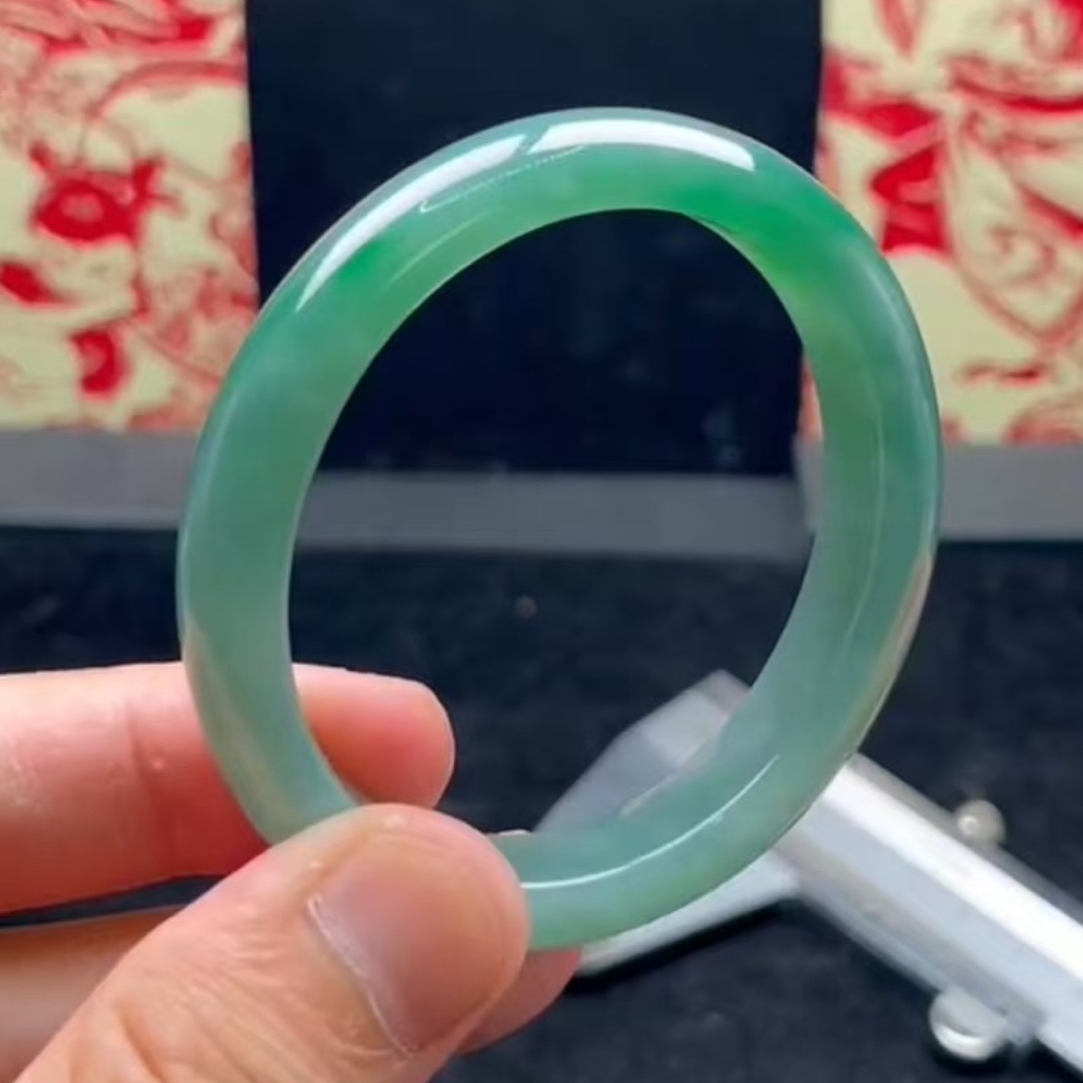 浅绿缅甸翡翠A货手镯女款高冰绿色妈妈飘绿白手镯女士冰透满绿