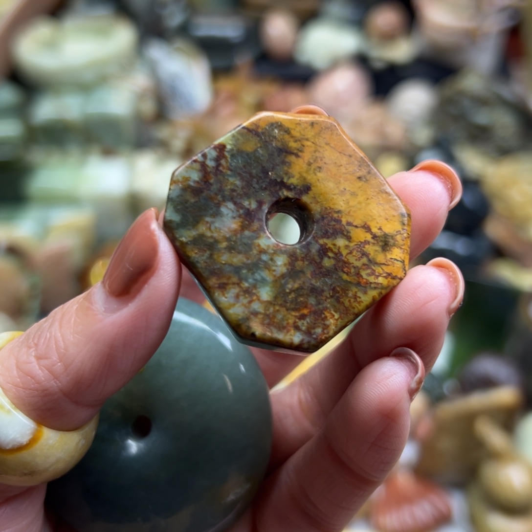 中***拿岫岩河磨玉（透闪石质玉）未镶嵌颈饰河磨玉扣子