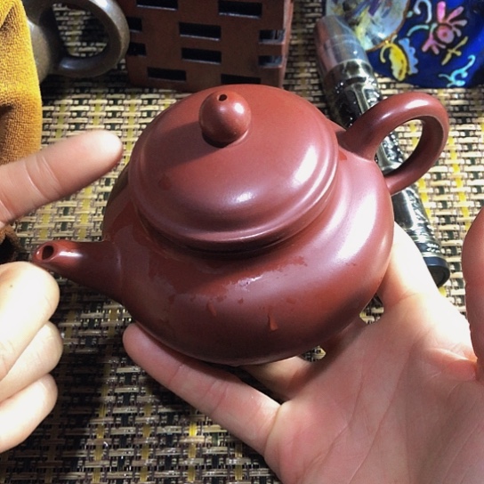 紫砂茶壶原矿泥料手工制作的紫砂壶。