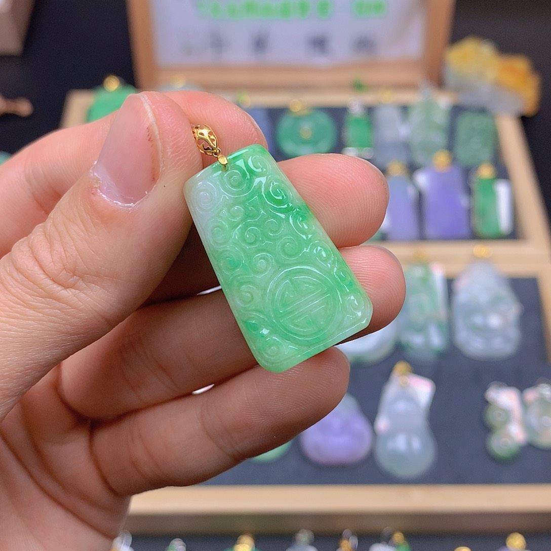 翡翠颈饰18K金镶嵌翡翠