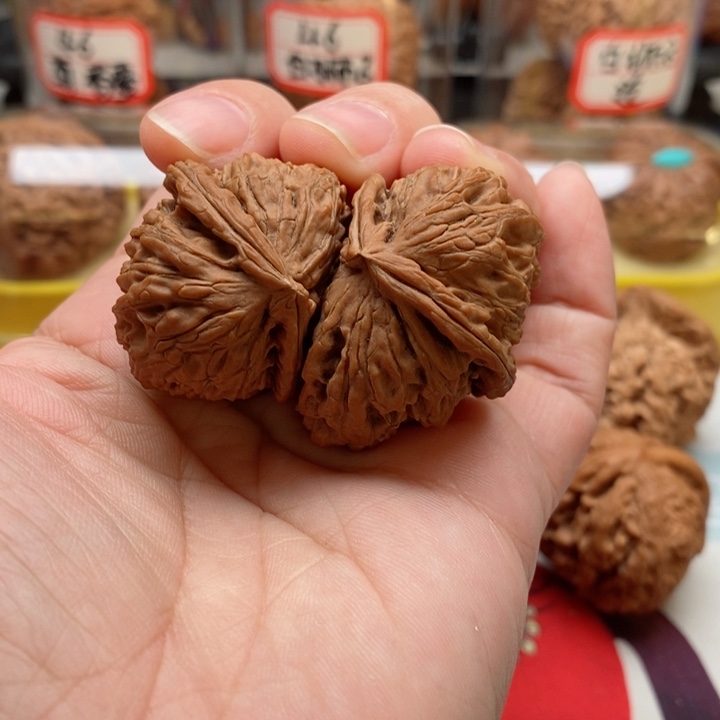 文玩核桃吊坠白狮子半壁