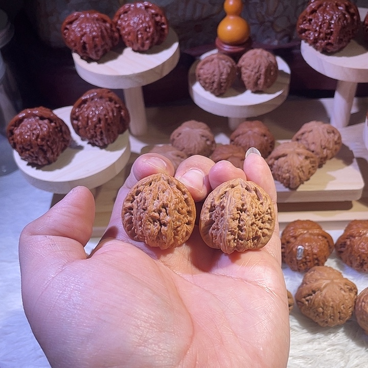 文玩核桃吊坠4-三角白