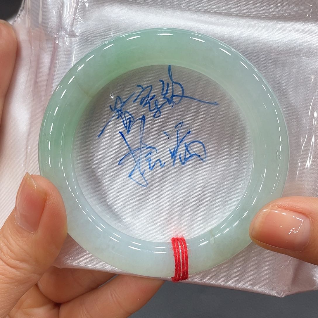 翡翠手镯未镶嵌翡翠手镯